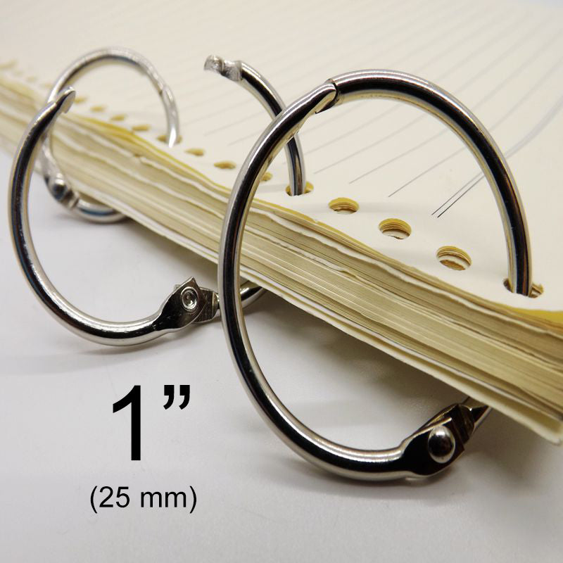 Argollas abatibles articuladas metálicas con bisagra de perno remachado en acabado niquelado (plateado). Medida de 25 mm de diámetro interior, ideal para carpetas, agendas, menús, publicaciones impresas, carteles colgantes y gráficos. Capacidad para almacenar 200 hojas. Argollas abatibles articuladas metálicas con bisagra de perno remachado en acabado niquelado (plateado). Medida de 25 mm de diámetro interior, ideal para carpetas, agendas, menús, publicaciones impresas, carteles colgantes y gráficos. Capacidad para almacenar 200 hojas.